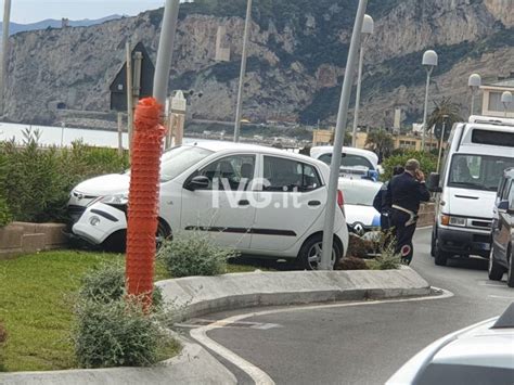 Perde Il Controllo Dell Auto Ed Esce Di Strada Alla Rotonda Di Finalpia