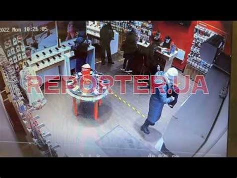 В Днепре сотрудники магазина мобильной связи задержали вора - YouTube