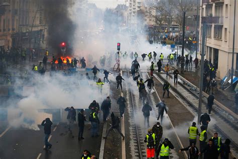 Des journalistes violentés par des gilets jaunes Radio Canada ca