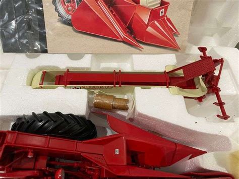 Precision Series The Farmall 560 W 2 Mh Corn Picker International Harvester Hoosier Auction