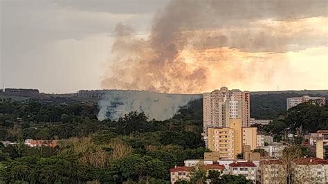 Fogo atinge área de mata perto do Hospital das Clínicas de Ribeirão