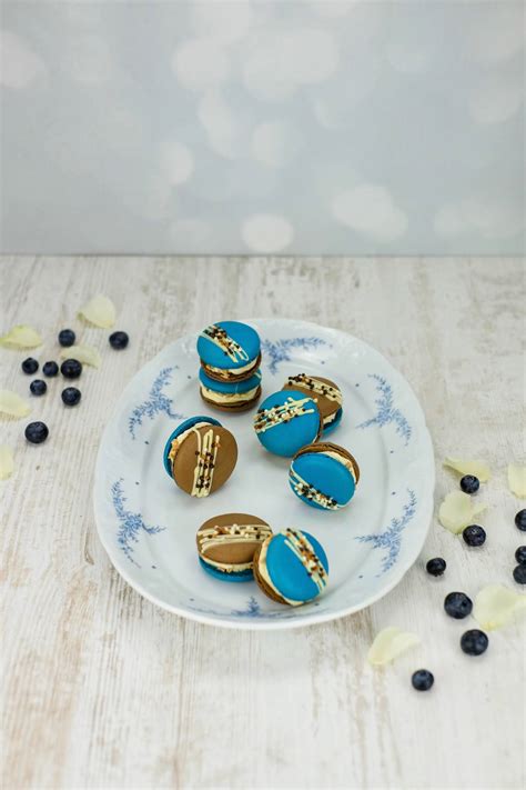 Wei E Schokoladen Eierlik R Macarons Mit Blaubeer Kern Marion S