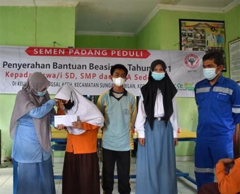 Semen Padang Salurkan Bantuan Beasiswa Dan Pengobatan Gratis Di Dumai