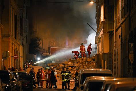 Bouches Du Rhône Un Immeuble Dhabitation Seffondre à Marseille Au