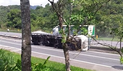 Tombamento De Carreta Bloqueia Rodovia R Gis Bittencourt Em Barra Do Turvo