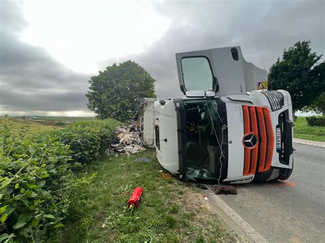 Lierville Un Camion Se Couche Dans Un Rond Point Sur La D915 Faisant