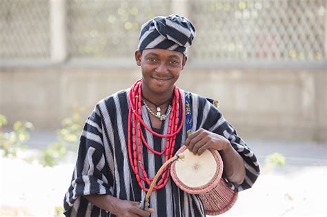 Músico De La Compañía De Danza Tradicional De Benin Foto De Stock Y Más