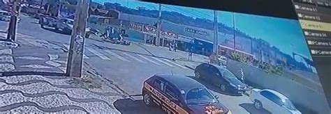 Suspeitos de assalto atropelam motociclista durante fuga na RMC vídeo