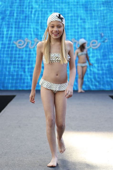 ERREQERRE En La Pasarela Barcelona Petit Walking Fashion Bikinis