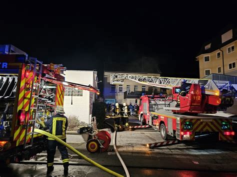 Wohnungsbrand Feuerwehr Rettet Zwei Menschen Eine Person Wird Tot