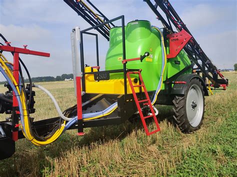 Pomotie La Instalatie De Erbicidat Tractata 2500l 18m