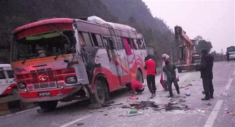 काठमाण्डौबाट दरबाङ आउँदै गरेको बस सुइखेतमा दुर्घटना ७ यात्रु घाईते