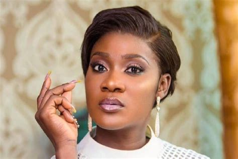 Mercy Johnson Lactrice Fait Ses Adieux à Son Père