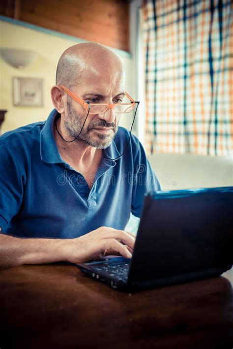 Hombre De La Edad Media Que Usa El Cuaderno Foto De Archivo Imagen De