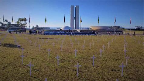 Movimento Stop Bolsonaro Instala Mil Cruzes Em Frente Ao Congresso