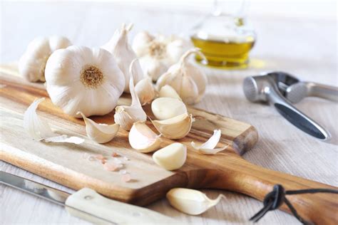 This Mind-Blowing Hack for Peeling Garlic Will Change Your Life | The ...