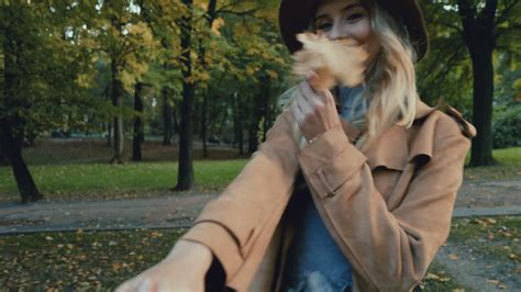 Vidéo de stock Gratuit Vue arrière d une jeune femme blonde caucasienne dans un chapeau et un