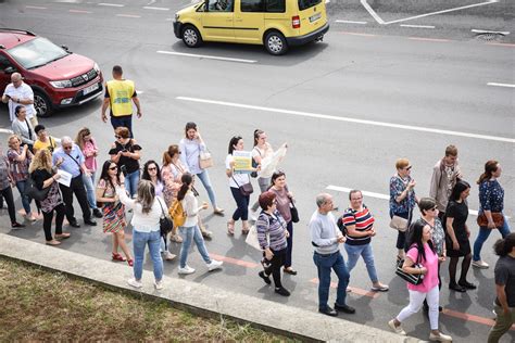 În fotografii Profesorii aflați în grevă au umplut Piața Mare din Sibiu