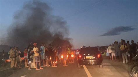 V Deo Manifestantes Bloqueiam Tr Nsito Na Br Entre Candeias E S O