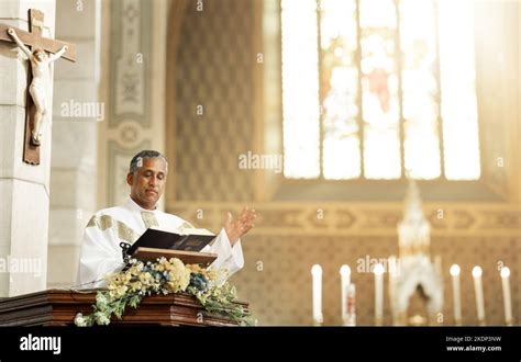 Adoración Discurso Y Oración Con El Sacerdote En La Iglesia Para El