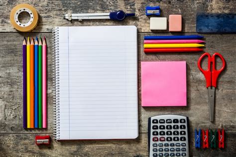 Útiles Escolares En La Mesa De Madera Volver Al Concepto De Escuela Copyspace Foto Premium