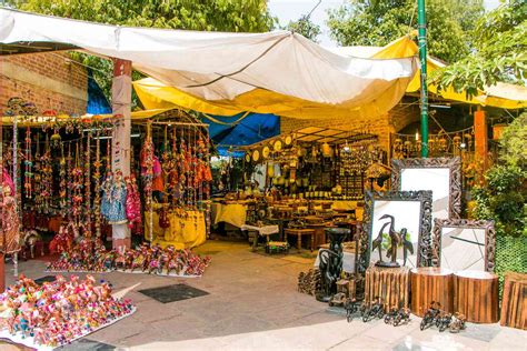 15 Best Delhi Markets for Shopping and What You Can Buy