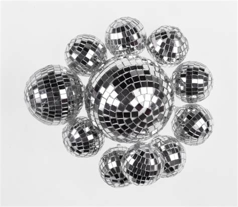 Conjunto De Bolas De Discoteca De Plata Aisladas Sobre Un Fondo Blanco