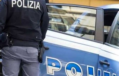 Fermo Mentre Viene Accompagnato In Questura Morde Un Agente E Gli