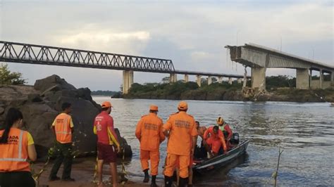 Al Menos Muertos Y Desaparecidos En El Derrumbe De Un Puente En El