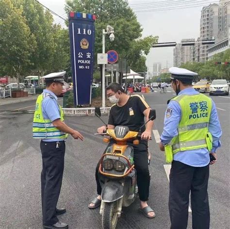 交警街头设点 严查骑摩托车、电动车不戴安全头盔检查仙桃路口