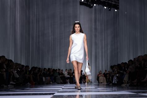 Kendall Jenner Roasted For Awkward Runway Walk