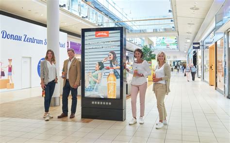 DooH Almdudler in Österreichs größten Einkaufszentren invidis