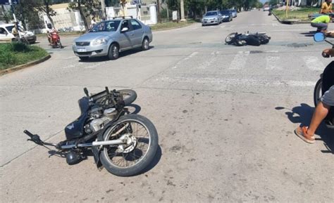 Accidente entre dos motocicletas dejó a una mujer con heridas graves