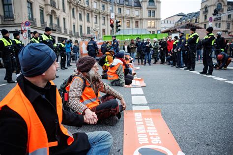 Berlin Und M Nchen Blockaden Von Klimaaktivisten Sorgen F R Staus