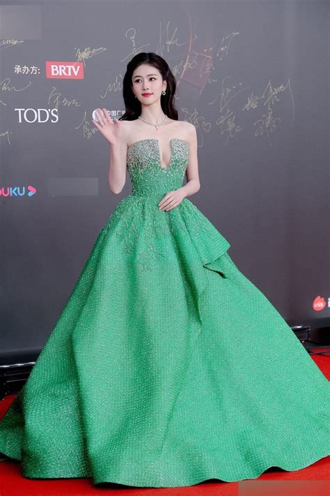 Tranh cãi vụ Bạch Lộc leo hot search nhờ màn khoe body cực cháy tại Đêm hội Tầm nhìn Weibo