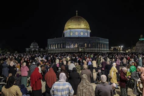 Hiljade Muslimana Klanjalo Teravih Namaz U D Amiji Al Aksa Hamdo Amo