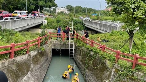 快訊／雙載闖紅燈被撞飛墜大圳 失蹤16hr尋獲男遺體｜東森新聞：新聞在哪 東森就在哪裡