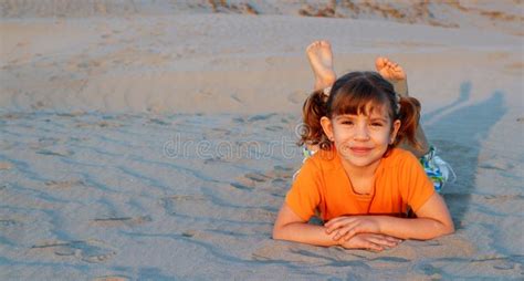 Menina Que Encontra Se Na Areia Imagem De Stock Imagem De Deserto