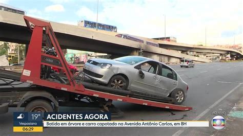 Motorista sinais de embriaguez capota carro na Avenida Antônio