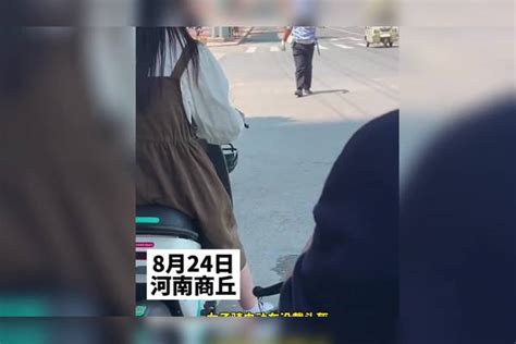 女子骑电动车没戴头盔，交警要求举牌子发朋友圈。女子 太社死了