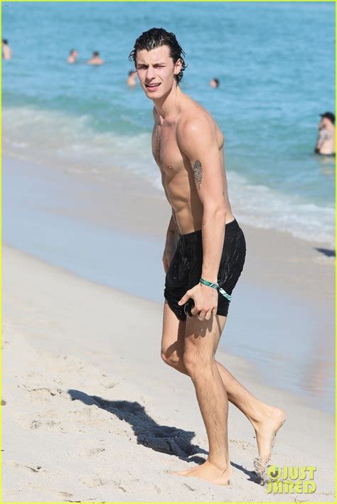 Photo Shawn Mendes Shows Off His Shirtless Bod At The Beach Photo