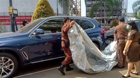 Mobil BMW X5 Jaksa Pinangki Yang Disita Dipasang Garis Kejaksaan