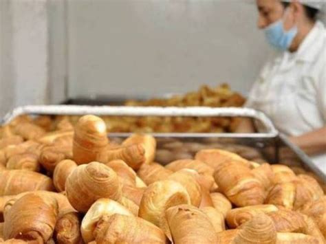 Panes Adiós al pancito de 500 en Medellín los panaderos sufren el alza