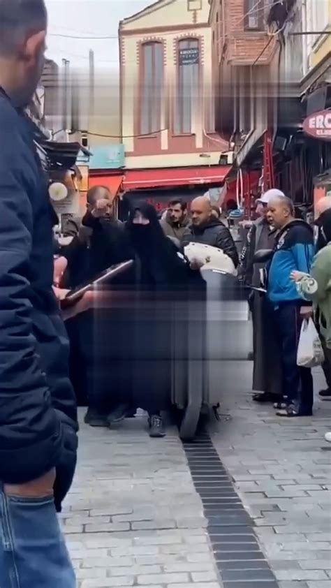 Fatihte Çarşaflı kadına alçak saldırı Tekme tokat dövdü Albayrak Haber