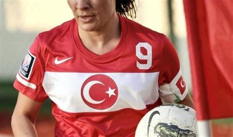 Avrupa N N En Iyi T Rk Kad N Futbolcusu Denizli Ye Geliyor Spor