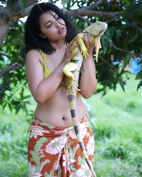 Anicka Vikhraman Chubby Navel And Cleavage Exposed In Bikini Tops