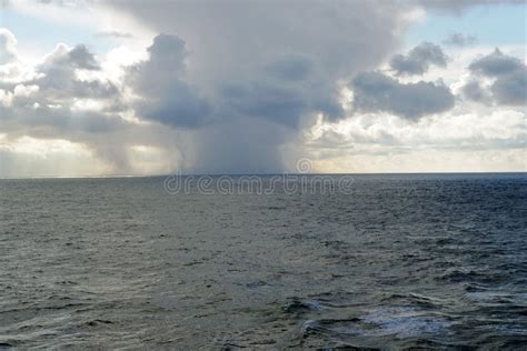 Tormenta Sobre El Mar Con Las Nubes Pesadas De Precipitaciones