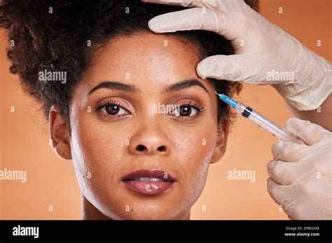 Botox Soin De La Peau Et Femme Noire Avec Chirurgie Plastique Médical Et Injection De