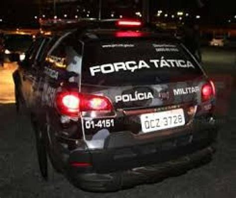 Mulher tenta pular de caminhonete em movimento após discussão