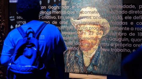 Jovens em Fortaleza visitam exposição de Van Gogh pela primeira vez